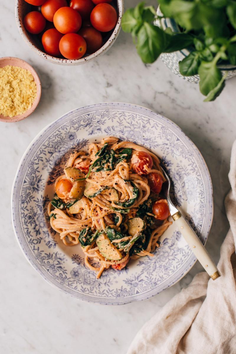 Kermainen tomaattipasta cashewkermalla