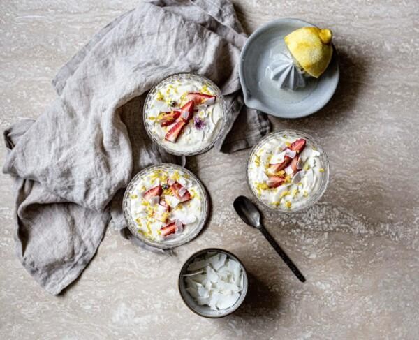 Sitruunajälkiruoka itsetehdyllä lemon curd -sitruunatahnalla